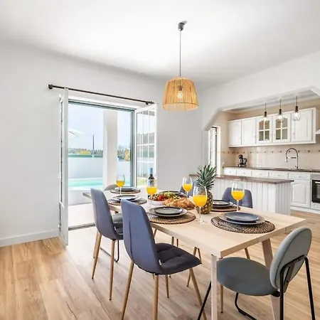 Coral - Private Large Pool & Garden * Famalicão