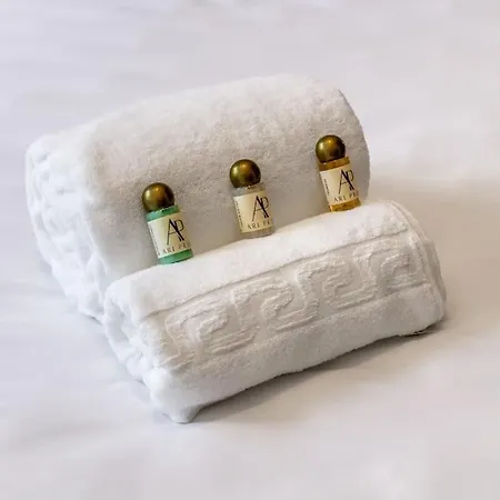 Coral - Private Large Pool & Garden *