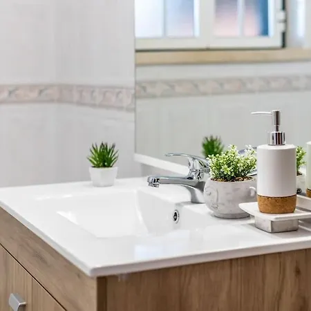 Coral - Private Large Pool & Garden Famalicão