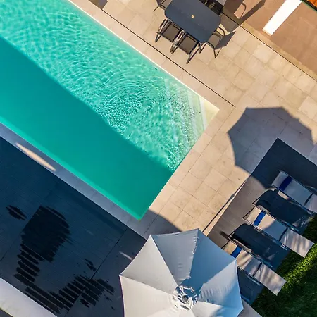 Coral - Private Large Pool & Garden