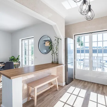 Coral - Private Large Pool & Garden *