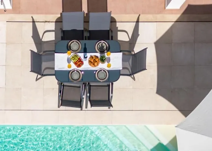 Villa Coral - Private Large Pool & Garden Famalicão