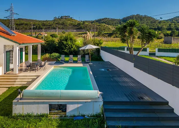 Coral - Private Large Pool & Garden Famalicão