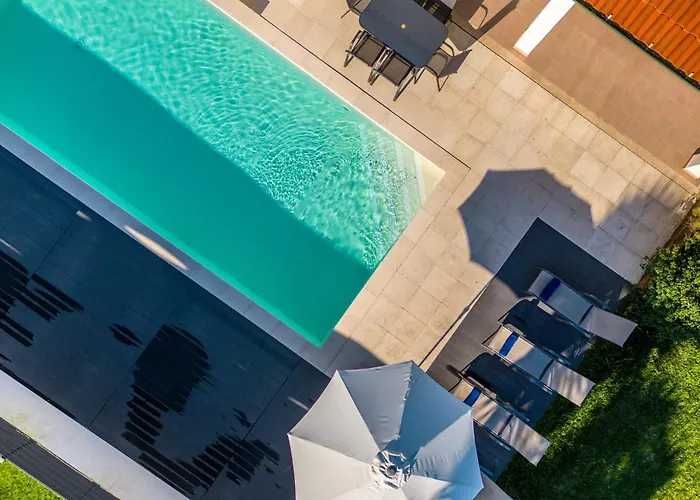 Coral - Private Large Pool & Garden