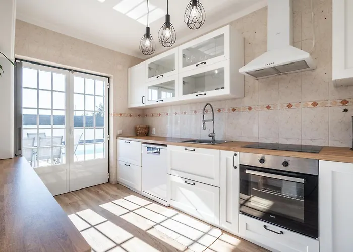 Coral - Private Large Pool & Garden *